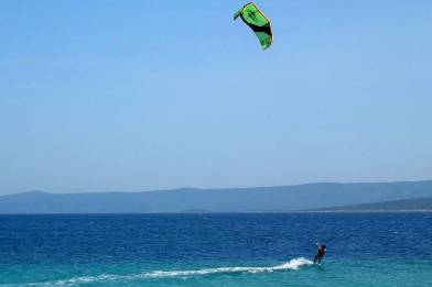 Kitesurfing na Korčuli: Doživite Adrenalin i Slobodu na Valovima